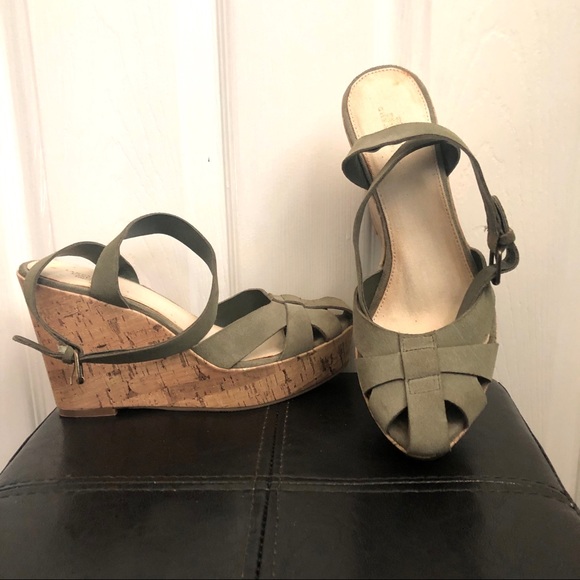 Lands End 7.5 khaki green suede wedge sand… - Picture 2 of 6